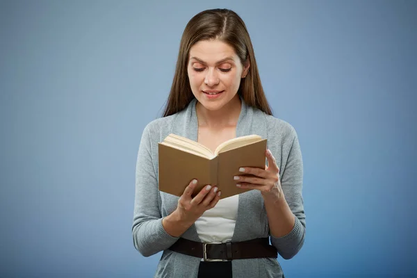 Gülümseyen Kız Öğrenci Veya Kadın Öğretmen Kitap Okuyor Mavi Üzerine — Stok fotoğraf