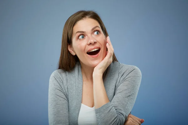 Mujer Conmocionada Mirando Lado Retrato Aislado Azul Cerca Cara — Foto de Stock