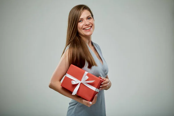 Šťastná Žena Držící Červenou Dárkovou Krabici Bílou Stuhou Izolovaný Portrét — Stock fotografie