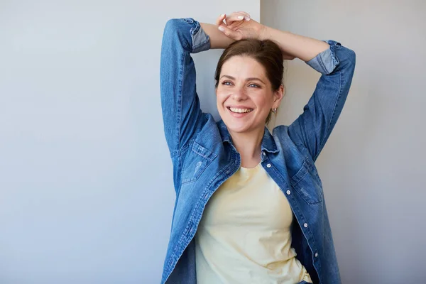 Gelukkig Glimlachende Vrouw Blauw Denim Shirt Denken Wegkijken Met Opgeheven — Stockfoto