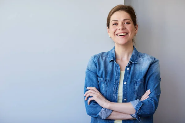 Mulher Isolada Sorrindo Com Braços Cruzados Camisa Azul Casual — Fotografia de Stock