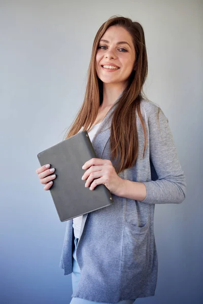 Vrouwelijke Lerares Met Lang Haar Glimlachend Student Meisje Gekleed Casual — Stockfoto