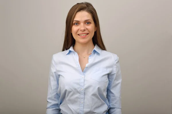 Mujer Caucásica Sonriente Con Camisa Azul Retrato Empresarial Aislado —  Fotos de Stock