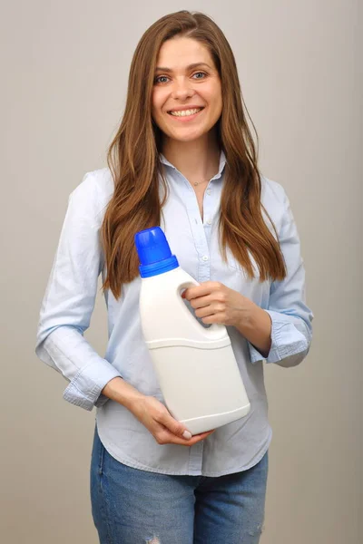 Mujer Joven Con Cabello Castaño Largo Ropa Casual Sosteniendo Detergente — Foto de Stock