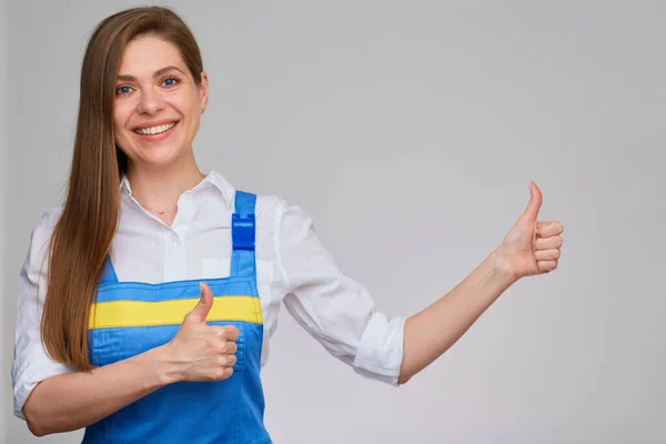 Glimlachende Vrouw Blauw Uniform Wijzend Met Haar Vinger Naar Lege — Stockfoto