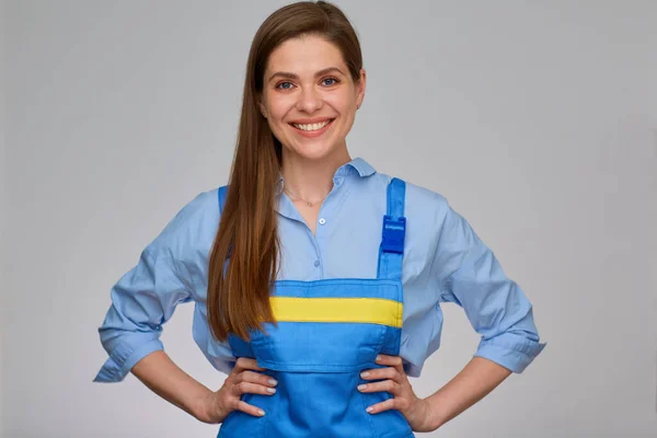 Lachende Vrouwenbouwer Loodgieter Elictricien Blauwe Overall Houdt Haar Handen Heupen — Stockfoto