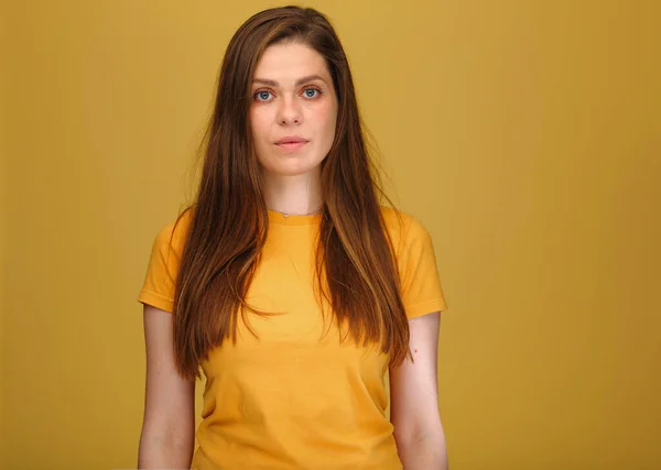 Una Mujer Seria Mirando Cámara Niña Camiseta Amarilla Retrato Femenino —  Fotos de Stock