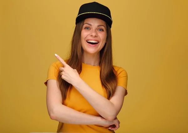 Chica Sonriente Que Usa Ropa Estilo Adolescente Con Dedo Hacia — Foto de Stock