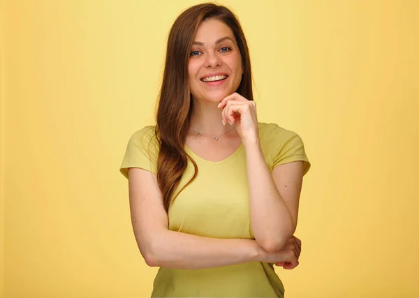 微笑的女人交叉着双臂站在那里 黄色背景的孤立的女性肖像 — 图库照片