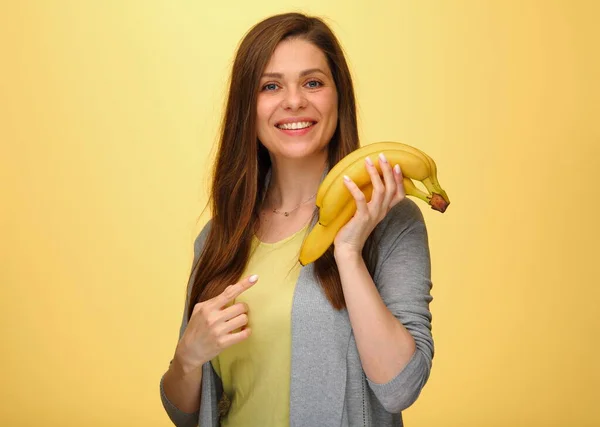 노란색 스튜디오에서 바나나 열매와 손가락을 소녀의 초상화 — 스톡 사진