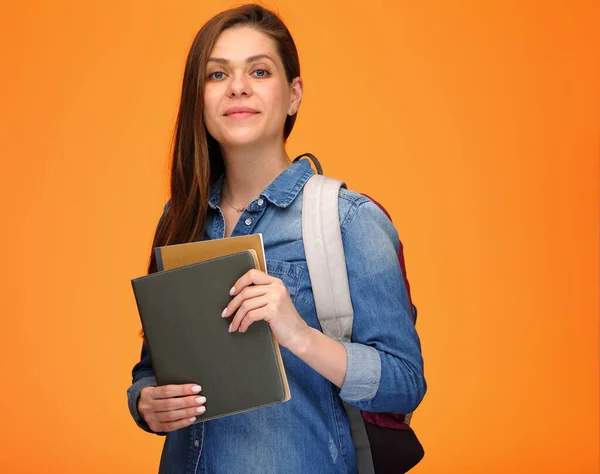 Улыбающаяся Студентка Книгами Рюкзаком Позирует Оранжевом Фоне — стоковое фото