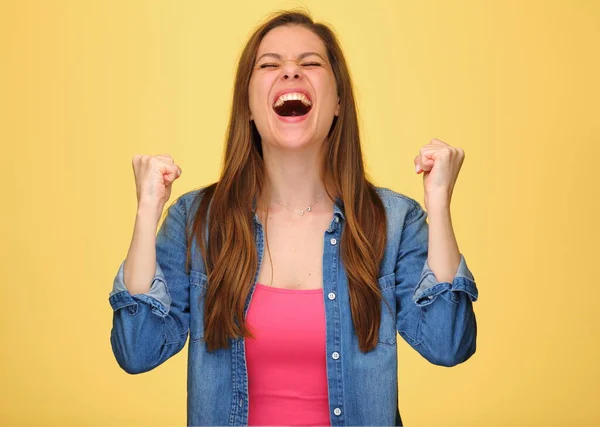 Emocjonalny Krzyk Szczęśliwa Kobieta Długimi Włosami Niebieskim Dżinsowej Koszuli Żółtym — Zdjęcie stockowe