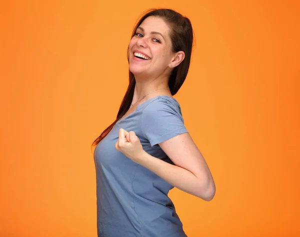 Sonriente Joven Feliz Camisa Azul Mostrando Poder Femenino Retrato Aislado —  Fotos de Stock
