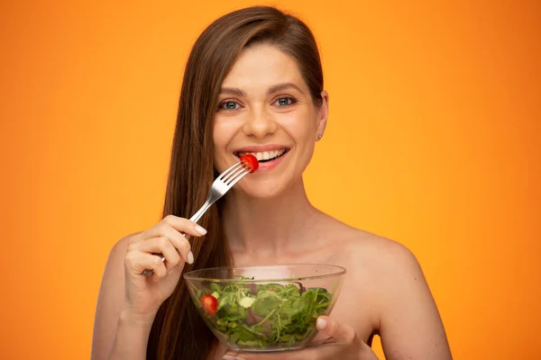 Sorrindo Mulher Feliz Com Ombros Nus Cabelos Longos Comendo Salada — Fotografia de Stock