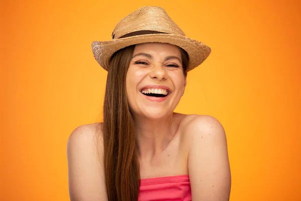 戴着墨西哥帽的快乐女人 赤手空拳 脸庞女孩的画像被橙色的黄色背景隔开了 — 图库照片