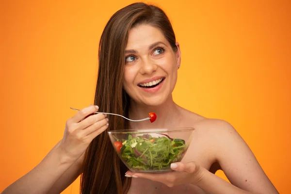 Femme Aux Épaules Nues Aux Cheveux Longs Mangeant Salade Verte — Photo
