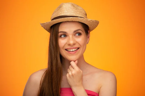 メキシコの帽子をかぶった裸の肩を持つ女性が離れて見て 彼女のあごに触れることを考える オレンジ色の黄色の背景に孤立した女性の顔の肖像 — ストック写真
