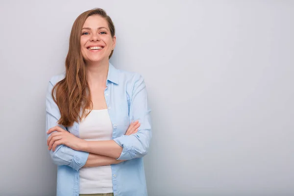 Uśmiechnięta Kobieta Odizolowała Portret Skrzyżowanymi Rękami Uśmiech Zębów — Zdjęcie stockowe
