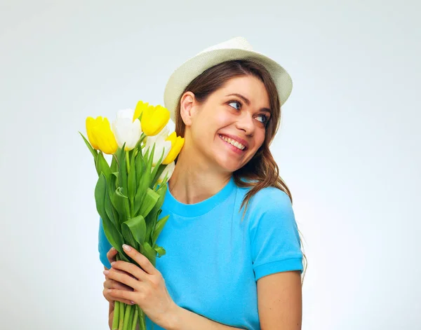 Jovem Mulher Feliz Usando Chapéu Segurando Flores Amarelas Olhando Para — Fotografia de Stock