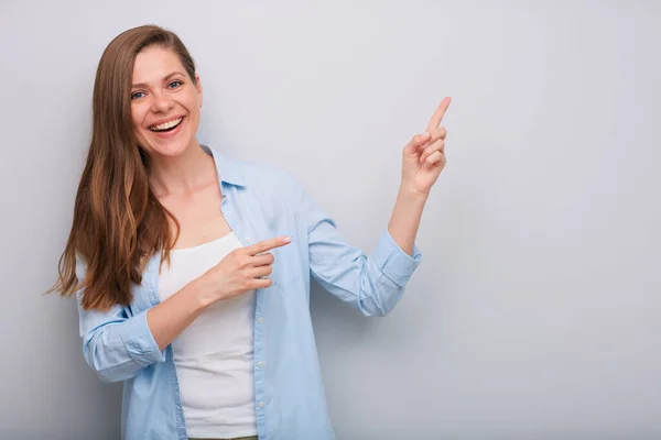 Leende Kvinna Pekande Finger Isolerat Kvinnligt Porträtt — Stockfoto