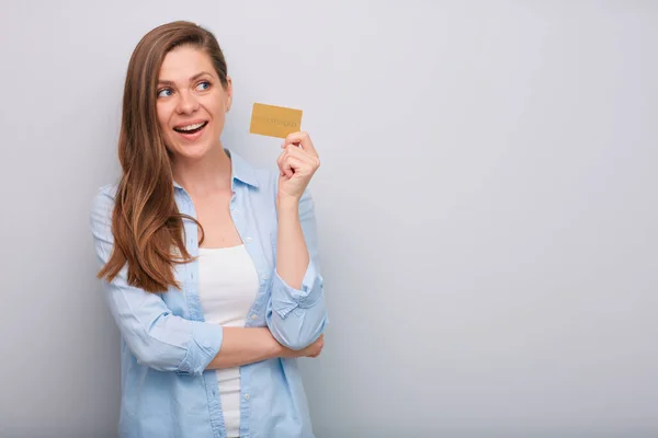 Uzun Saçlı Gülümseyen Bir Kadının Elindeki Kredi Kartı Mavi Gömlekli — Stok fotoğraf