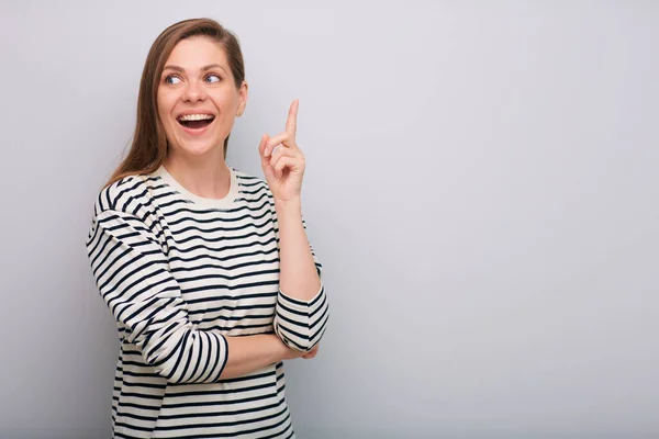 Känslomässig Förvånad Kvinna Randig Skjorta Pekar Finger Upp Isolerat Porträtt — Stockfoto