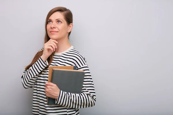 Jonge Vrouw Vrouw Lerares Holding Boek Zoek Omhoog Geïsoleerd Portret — Stockfoto