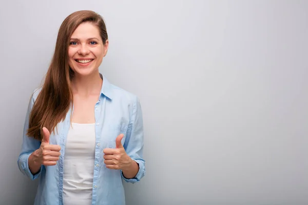 Vereinzelte Porträtfrau Mit Erhobenem Daumen Lächelndes Und Glückliches Mädchen Blauen — Stockfoto