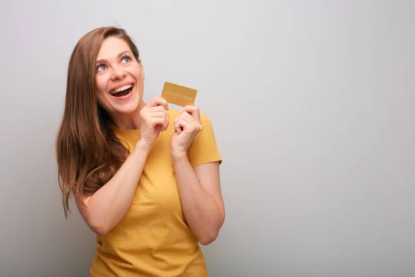 口元で幸せな女性オープン見上げ保持クレジットカード隔離された女性のポルノの — ストック写真