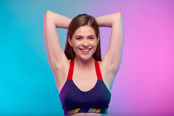 Spor Sutyen Giymiş Elleri Boynun Arkasında Gülümseyen Bir Kadın Neon — Stok fotoğraf