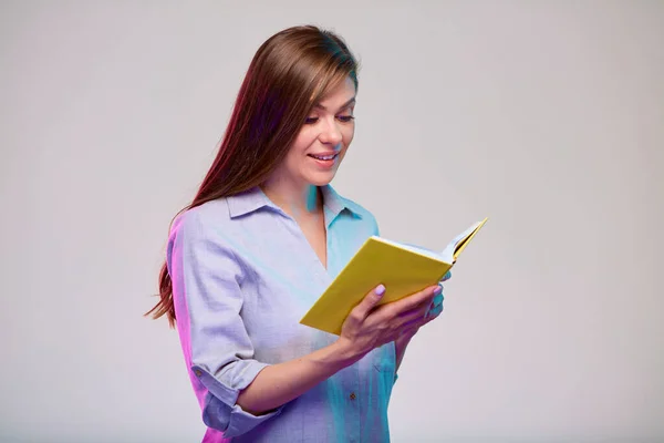 Professora Sorridente Estudante Que Livro Retrato Feminino Isolado Fundo Cinza — Fotografia de Stock