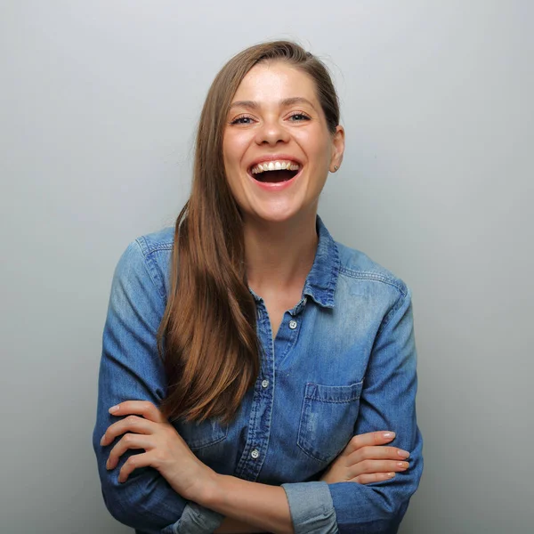 Mulher Riso Emocional Isolado Retrato Fundo Parede Cinza Sorriso Largo — Fotografia de Stock