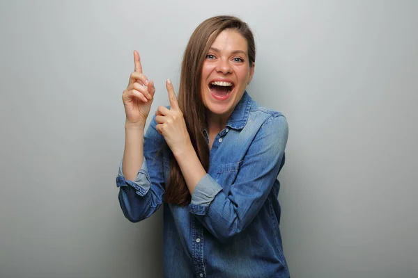 Mujer Sonriente Señalando Con Los Dedos Hacia Arriba Retrato Aislado — Foto de Stock