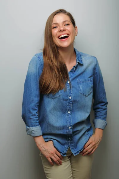 笑顔女性Inblueデニムシャツグレーの壁の背景に隔離された肖像画 歯のある広い笑顔 — ストック写真