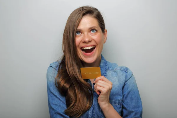 Šťastná Udivená Žena Držící Kreditku Dívá Nahoru Izolovaný Ženský Portrét — Stock fotografie
