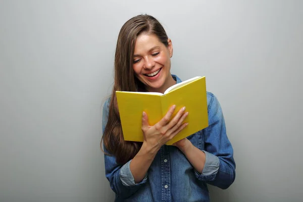 Studentka Czyta Otwartą Książkę Kobieta Luźnej Niebieskiej Koszuli Odizolowany Portret — Zdjęcie stockowe