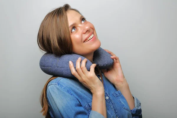 Mujer Sonriente Con Almohada Cuello Viaje Mirando Hacia Arriba Retrato —  Fotos de Stock