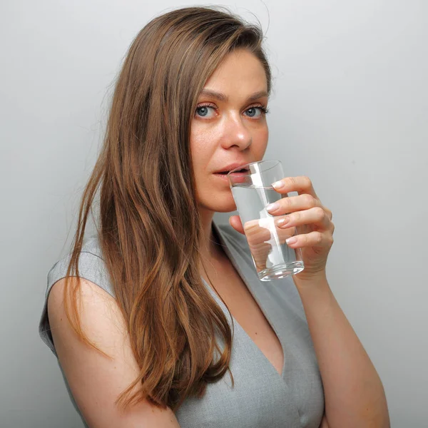 Młoda Kobieta Pić Wodę Odizolowany Portret Kobiety — Zdjęcie stockowe
