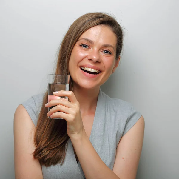 Donna Sorridente Possesso Vetro Acqua Isolato Ritratto Femminile Salute Bellezza — Foto Stock