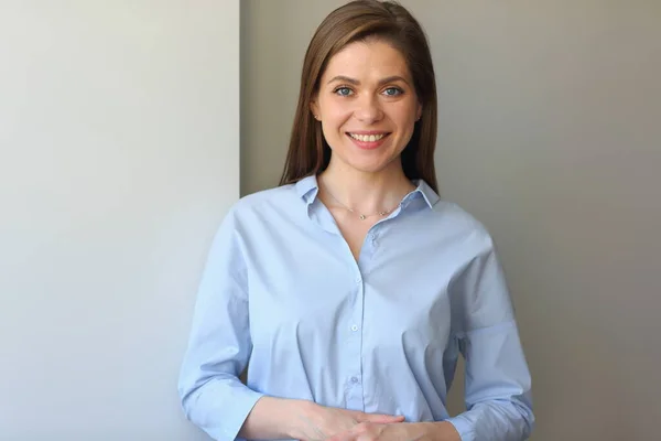 Vrouw Gekleed Blauw Shirt Met Gevouwen Handen Portret Met Grijze — Stockfoto