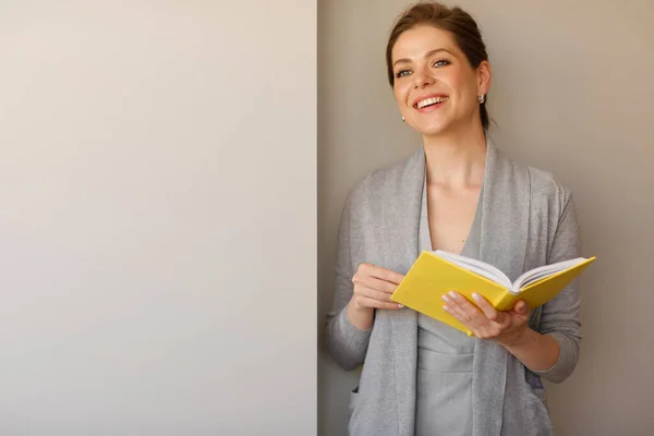 Lächelndes Studentenmädchen Mit Offenem Buch Isoliertes Porträt Mit Kopierraum Stockfoto