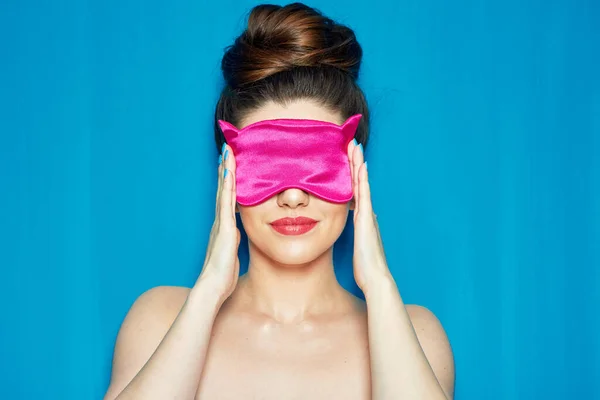 Žena Holými Rameny Dotýkající Spánkové Masky Oběma Rukama Bun Účes Stock Obrázky
