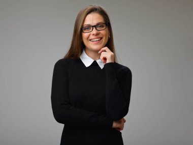 Siyah takım elbiseli gülümseyen bir kadın, el ele tutuşan gözlüklü, izole bir kadın portresi..