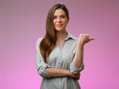 Mutlu kadın başparmağını uzak tutuyor, izole edilmiş kadın portresi..