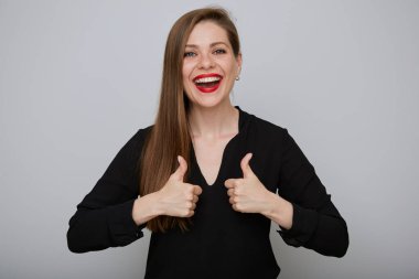 Gülümseyen, siyahlı mutlu iş kadını baş parmağını kaldırıyor, izole edilmiş kadın portresi..