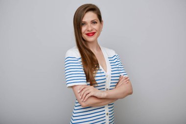Gülümseyen kadın izole edilmiş portre. Kollarını kavuşturmuş mavi çizgili beyaz elbiseli kız..