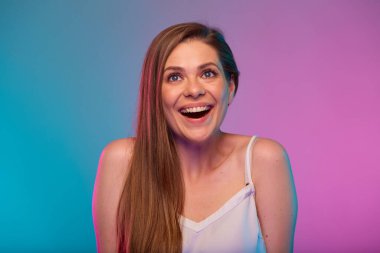 Gülümseyen kadın, neon ışıkların renk efektiyle yüz portresine bakıyor. Neon arkaplanda izole edilmiş kız.