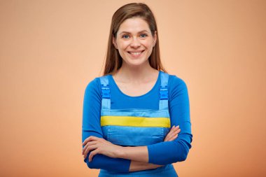 İş yerindeki kadın ya da öğrenci kolları bağlı. İzole edilmiş kadın portresi.