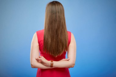 Kırmızı elbiseli genç bayan geride duruyor, uzun saçlı bir kadın portresi..