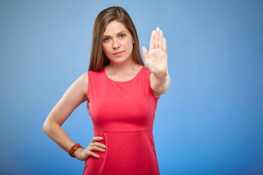 Kırmızı elbiseli genç bayan, dursun ya da durmasın, elleri ve mavi portresi var..